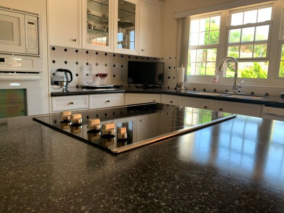 Kitchen with island_CLEANING